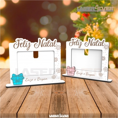 Porta-fotos de Natal brancos com decoração de presente azul e rosa e texto 'Feliz Natal'