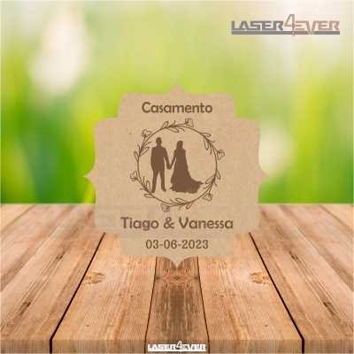 Convite de casamento em papel reciclado com desenhos de casal, texto e fundo verde desfocado
