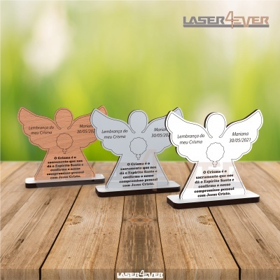 Recordações de crisma em forma de anjo em madeira e metal