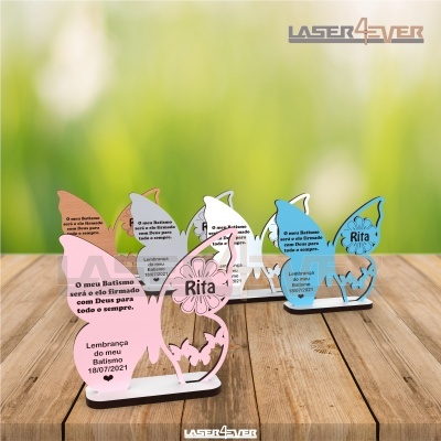 Lembranças de batismo em acrílico em forma de borboleta nas cores rosa, verde, branco e azul com texto em português.