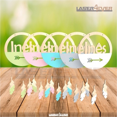 Pendentes redondos em madeira com nome Inês e penas coloridas penduradas