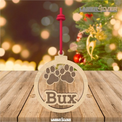 Ornamento de madeira com pegadas de patas e nome Bux pendurado com cordão vermelho