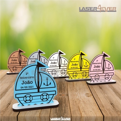 Cinco lembranças de aniversário de barco coloridas em madeira com texto gravado