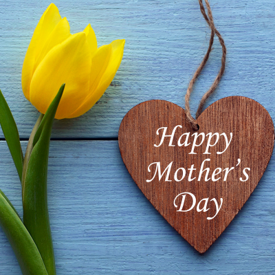 Tulipa amarela e coração de madeira com texto 'Happy Mother's Day'