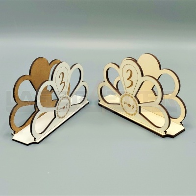 Suporte para guardanapos em madeira com corte em forma de flor e número 3