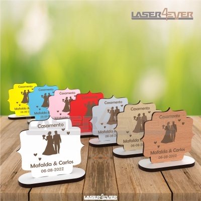 Lembranças de casamento em acrílico colorido com base, texto e silhueta de casal