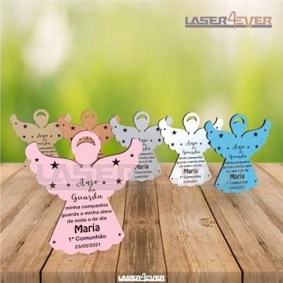 Lembranças em forma de anjo coloridas com texto de 1ª Comunhão em português