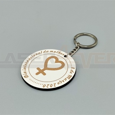 Chaveiro redondo metal prateado com símbolo feminino e texto Dia internacional da mulher 2020