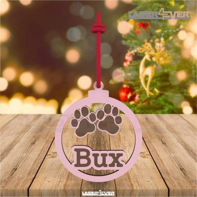 Ornamento redondo cor-de-rosa com pegadas e nome Bux pendurado com cordão vermelho