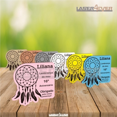 Lembranças coloridas de aniversário com filtro dos sonhos e texto em português sobre mesa de madeira.