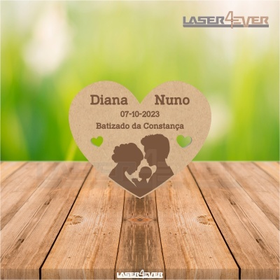 Plaquinha de coração com gravação a laser e silhueta de família em fundo verde e madeira