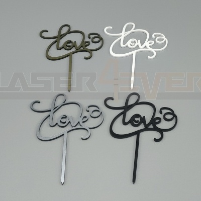 Decorativos metálicos com a palavra 'love' em quatro cores diferentes