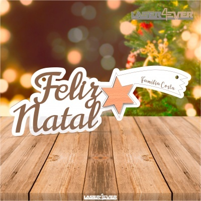 Enfeite de Natal em madeira com texto 'Feliz Natal' e estrela com 'Familia Costa'