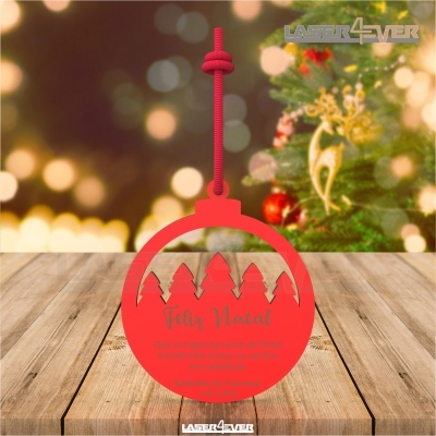Enfeite de Natal vermelho com árvores e texto gravado pendurado