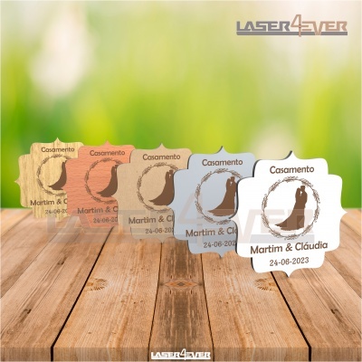 Etiquetas decorativas para casamento em diferentes tons e com texto personalizado sobre mesa de madeira