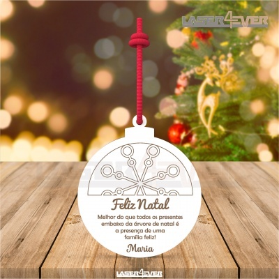 Ornamento de Natal branco com padrão geométrico, texto em português e cordão vermelho para pendurar