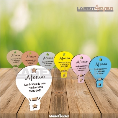 Lembranças de madeira em forma de balão colorido com texto comemorativo do 1º aniversário de Afonso.
