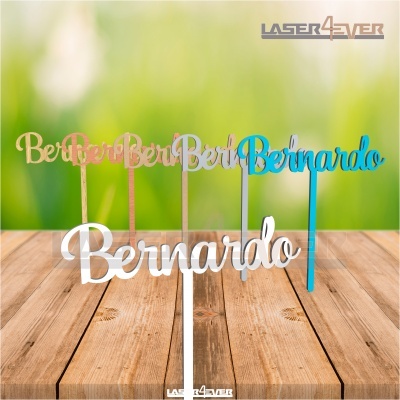 Expositores coloridos com o nome Bernardo em madeira clara