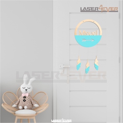 Decoração pendurada numa porta com nome 'Miguel' e cadeira com boneca de peluche