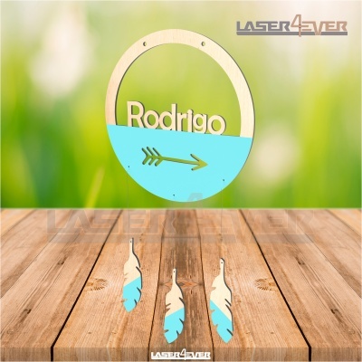Pêndulo decorativo de madeira com nome Rodrigo e penas azuis