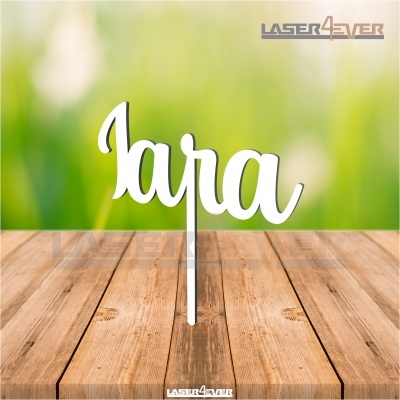 Produto decorativo de madeira com o nome 'Iara' em letras cursivas brancas