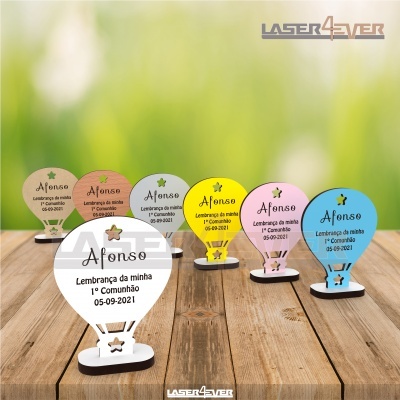 Lembranças em forma de balão de madeira colorida para 1ª Comunhão