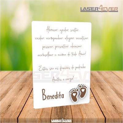 Cartão branco com texto em português e pegadas marrons em superfície de madeira.