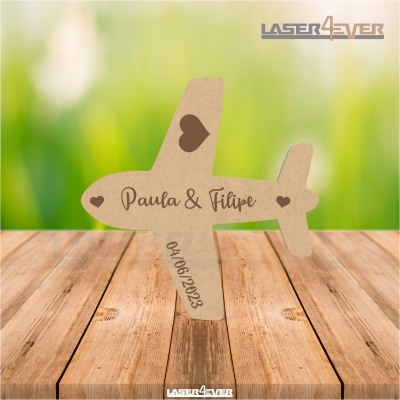 Recorte em forma de avião em cartão kraft com corações e texto