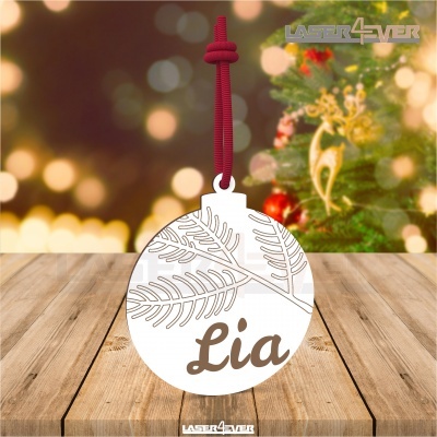 Enfeite de Natal redondo branco com nome Lia e desenho de folhas pendurado com cordão vermelho