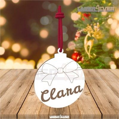 Bola de Natal branca com laço e nome Clara pendurada em cordão vermelho