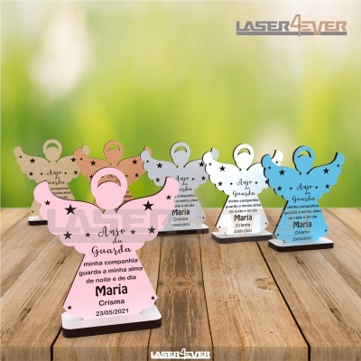 Conjunto de anjos decorativos em acrílico colorido com texto personalizado e base preta sobre madeira