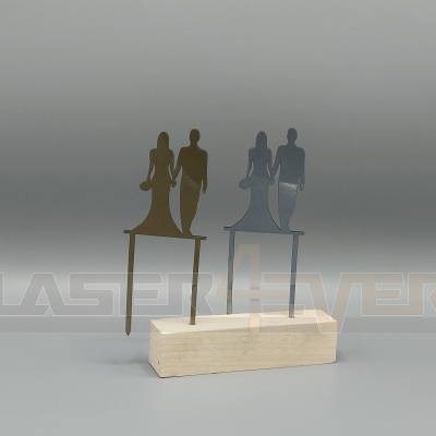 Marcadores de livros metálicos em forma de noivos sobre base de madeira