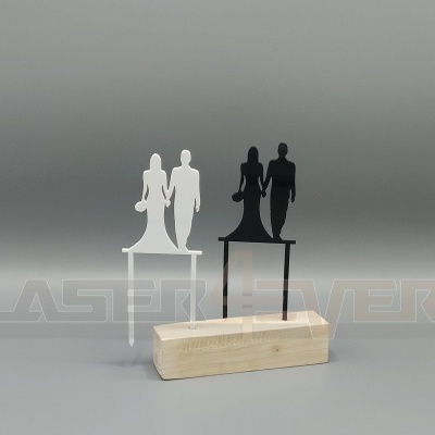 Esculturas decorativas minimalistas de casais em branco e preto sobre base de madeira.