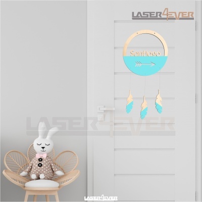 Mobile decorativo em madeira com nome Santiago pendurado numa porta branca, cadeira em rattan com boneca de coelho de peluche