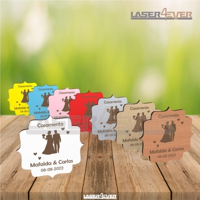 Marcadores de mesa coloridos para casamento com texto e ilustração gravados.