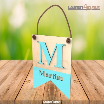 Placa de madeira azul com letra M e nome Martim para pendurar