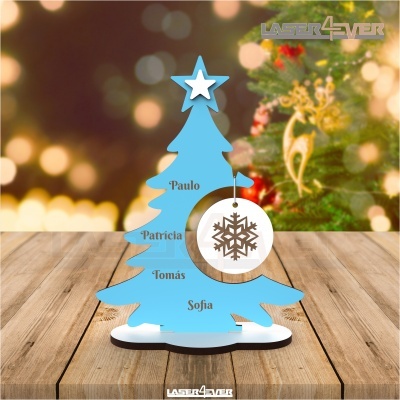 Árvore de Natal decorativa azul com nomes e floco de neve pendurado