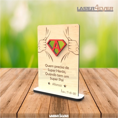 Placa decorativa de madeira com desenho de emblema e texto em português sobre super pai
