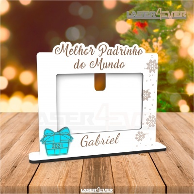 Moldura branca personalizada para fotografia com mensagem de padrinho e decoração de Natal