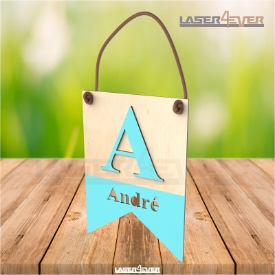 Placa decorativa em madeira com letra A azul e nome André