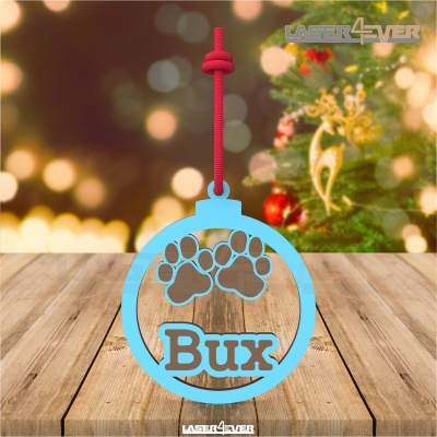 Enfeite natalício azul com pegadas e nome Bux pendurado em cordão vermelho