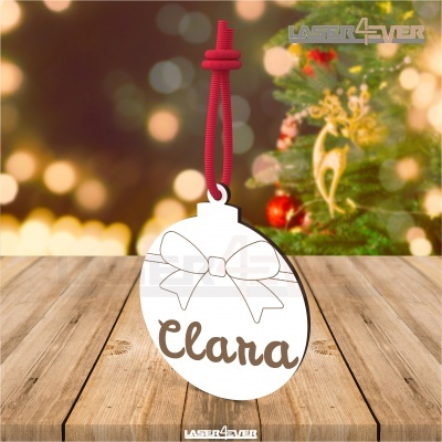 Enfeite de Natal branco com nome Clara e laço desenhado pendurado por cordão vermelho