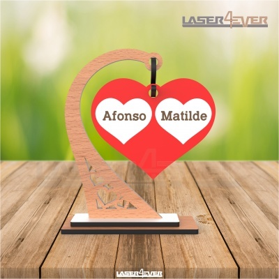 Suporte de madeira com coração vermelho pendurado, com os nomes Afonso e Matilde