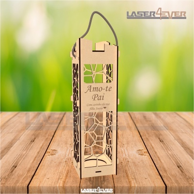 Caixa de madeira para garrafa com texto Amo-te Pai e alça de corda