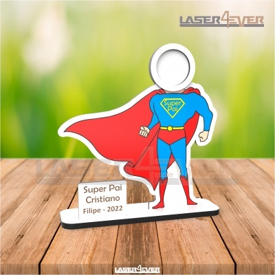 Figura de madeira de super-herói azul e vermelho com placa personalizada 'Super Pai Cristiano Filipe - 2022'