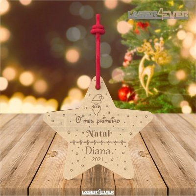 Enfeite de Natal estrela de madeira clara com texto gravado e cordão vermelho