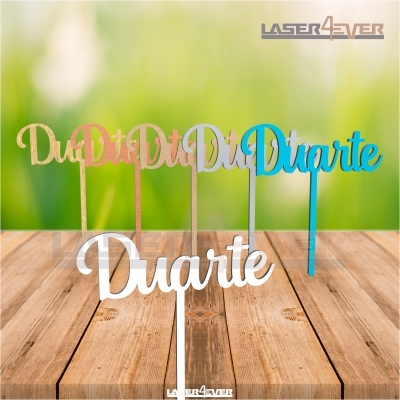 Toppers de bolo com a palavra 'Duarte' em várias cores e estilos
