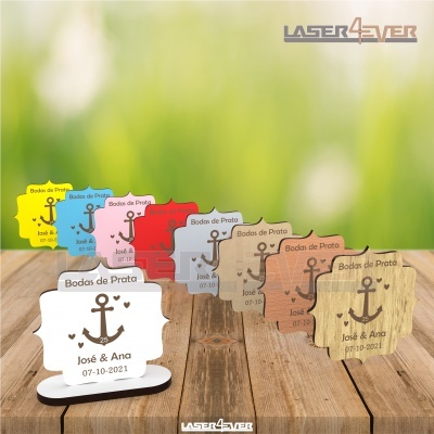 Marcadores de mesa coloridos em madeira com texto e âncora gravados