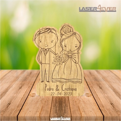 Peça decorativa de madeira com casal de noivos gravado a laser