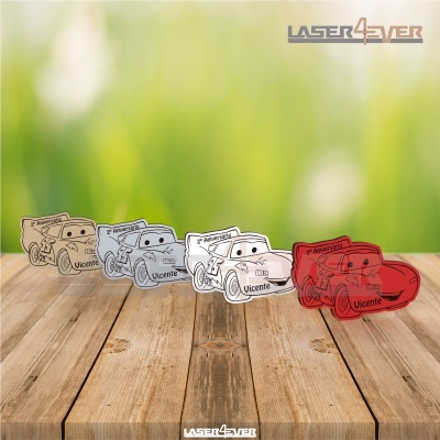 Figuras de carros de desenhos animados em madeira colorida com nome Vicente